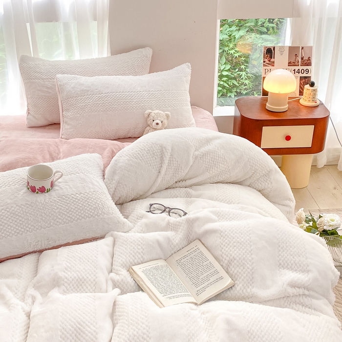 91家纺网 家纺一手货源 找家纺 金爱家 2025新款全消光牛奶绒A类纯色獭兔毛绒立体牛奶绒四件套 兔毛竖条粉