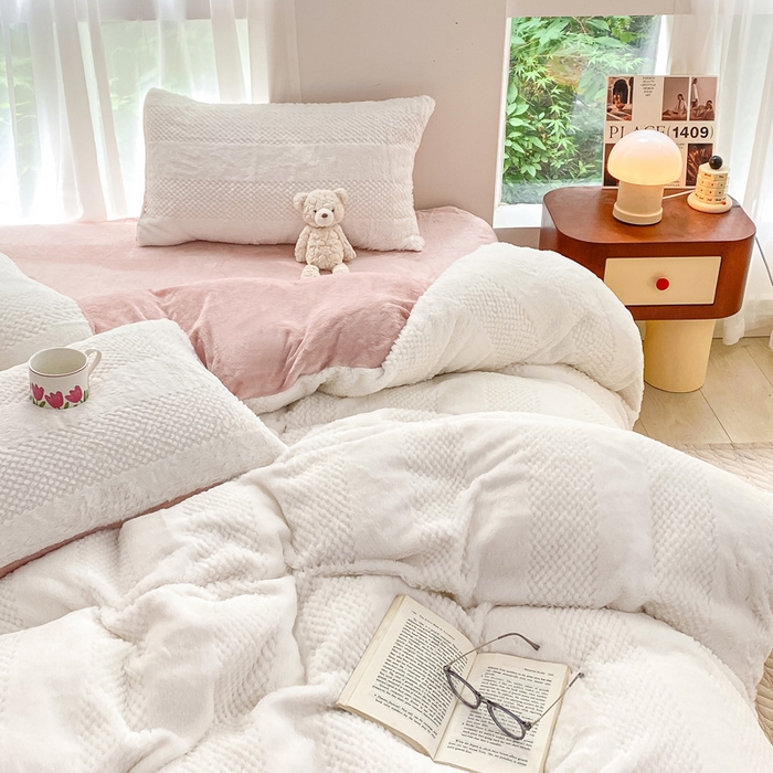 91家纺网 家纺一手货源 找家纺 金爱家 2025新款全消光牛奶绒A类纯色獭兔毛绒立体牛奶绒四件套 兔毛竖条粉