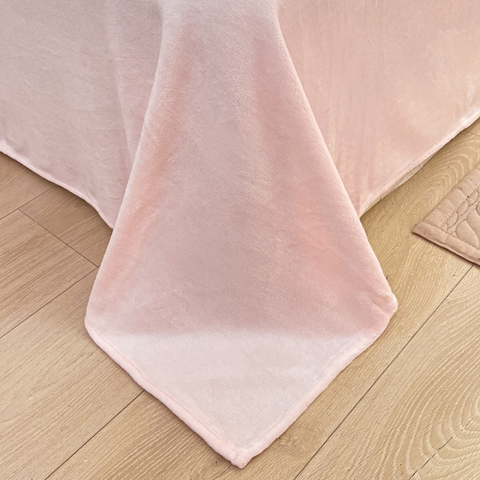 91家纺网 家纺一手货源 找家纺 金爱家 2025新款全消光牛奶绒A类纯色獭兔毛绒立体牛奶绒四件套 兔毛竖条粉