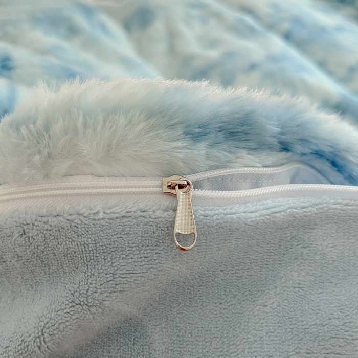 91家纺网 家纺一手货源 找家纺 金爱家 2025新款全消光牛奶绒A类纯色獭兔毛绒立体牛奶绒四件套 兔毛印花-水光蓝