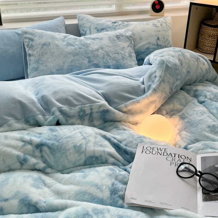 91家纺网 家纺一手货源 找家纺 金爱家 2025新款全消光牛奶绒A类纯色獭兔毛绒立体牛奶绒四件套 兔毛印花-水光蓝