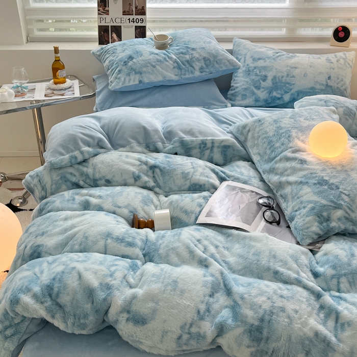91家纺网 家纺一手货源 找家纺 金爱家 2025新款全消光牛奶绒A类纯色獭兔毛绒立体牛奶绒四件套 兔毛印花-水光蓝