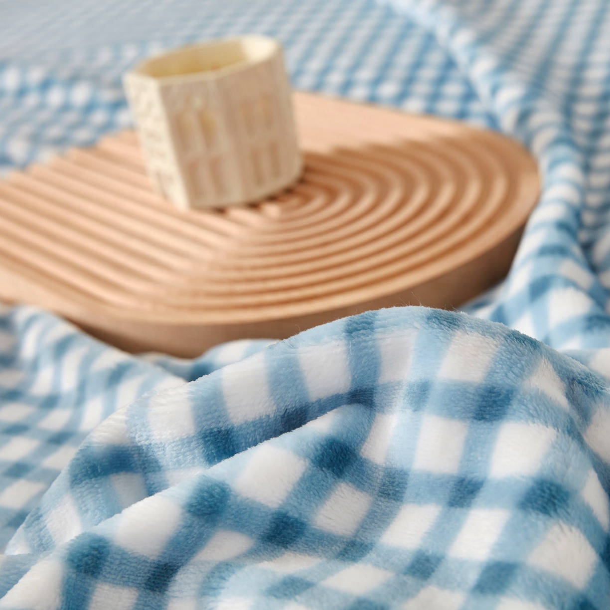 91家纺网 家纺一手货源 找家纺 肖恩毯业 2025新款高克重日式良品牛奶绒毛毯盖毯办公室休闲毯跨境专供外贸出口 蓝小格