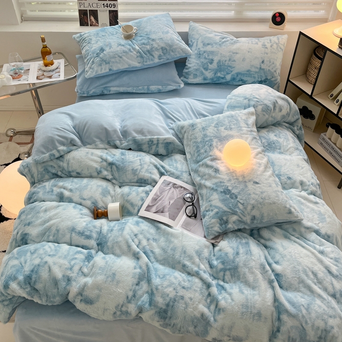 91家纺网 家纺一手货源 找家纺 金爱家 2025新款全消光牛奶绒A类纯色獭兔毛绒立体牛奶绒四件套 兔毛印花-水光蓝