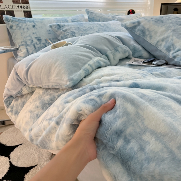 91家纺网 家纺一手货源 找家纺 金爱家 2025新款全消光牛奶绒A类纯色獭兔毛绒立体牛奶绒四件套 兔毛印花-水光蓝