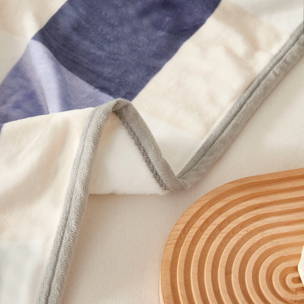 91家纺网 家纺一手货源 找家纺 肖恩毯业 2025新款高克重日式良品牛奶绒毛毯盖毯办公室休闲毯跨境专供外贸出口 蓝大格