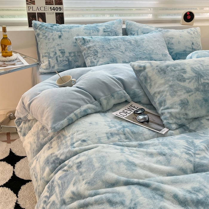 91家纺网 家纺一手货源 找家纺 金爱家 2025新款全消光牛奶绒A类纯色獭兔毛绒立体牛奶绒四件套 兔毛印花-水光蓝