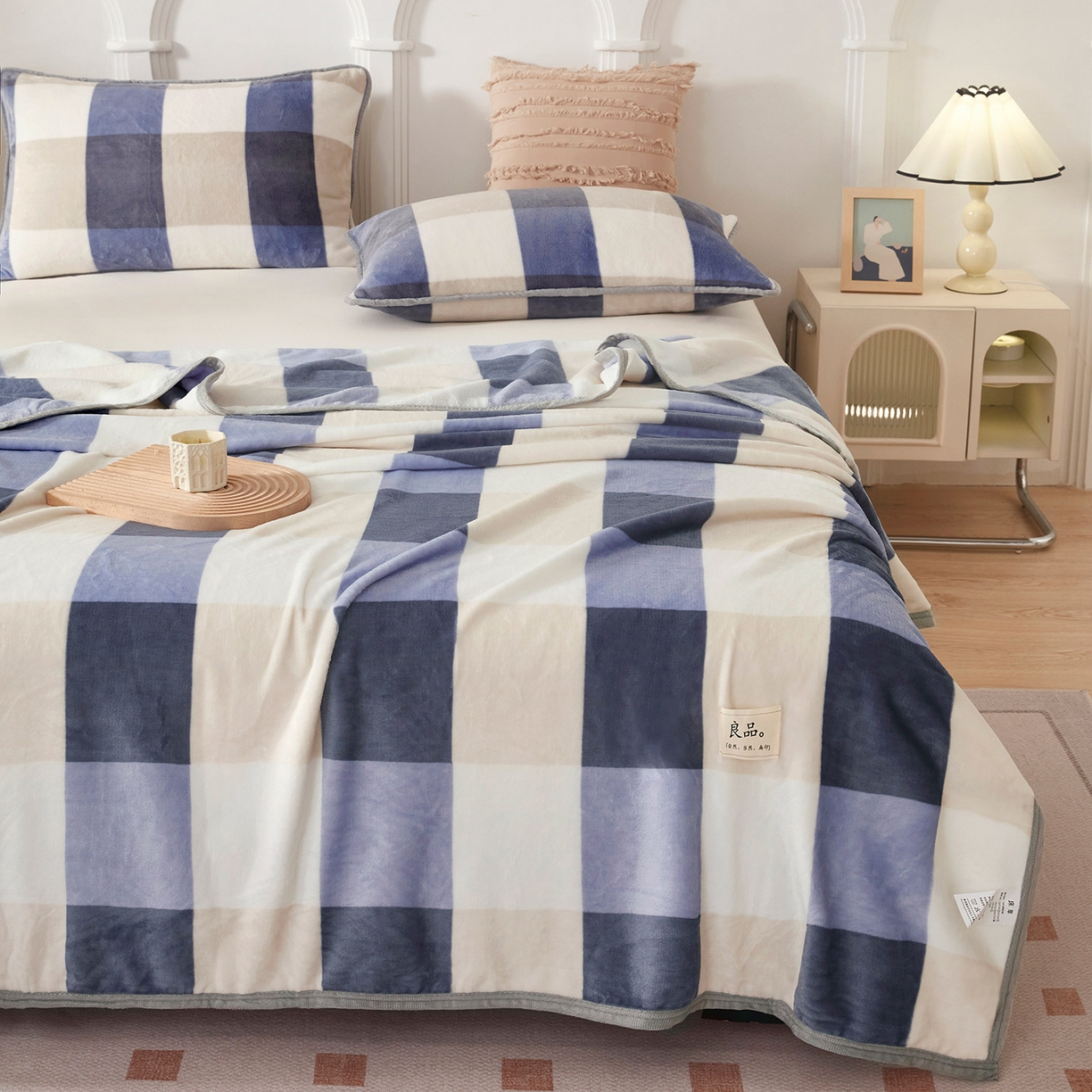 91家纺网 家纺一手货源 找家纺 肖恩毯业 2025新款高克重日式良品牛奶绒毛毯盖毯办公室休闲毯跨境专供外贸出口 蓝大格