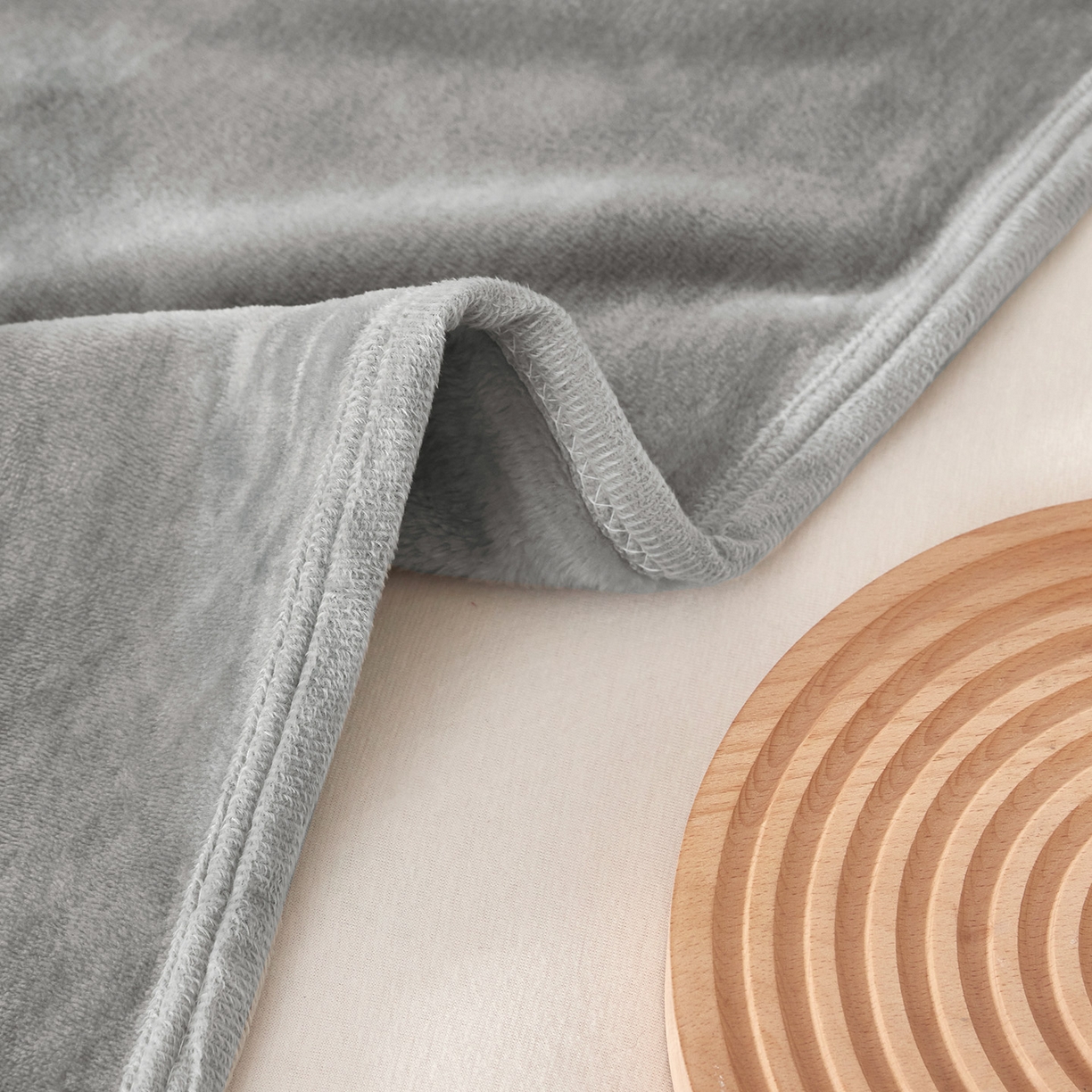 91家纺网 家纺一手货源 找家纺 肖恩毯业 2025新款高克重日式良品牛奶绒毛毯盖毯办公室休闲毯跨境专供外贸出口 银灰