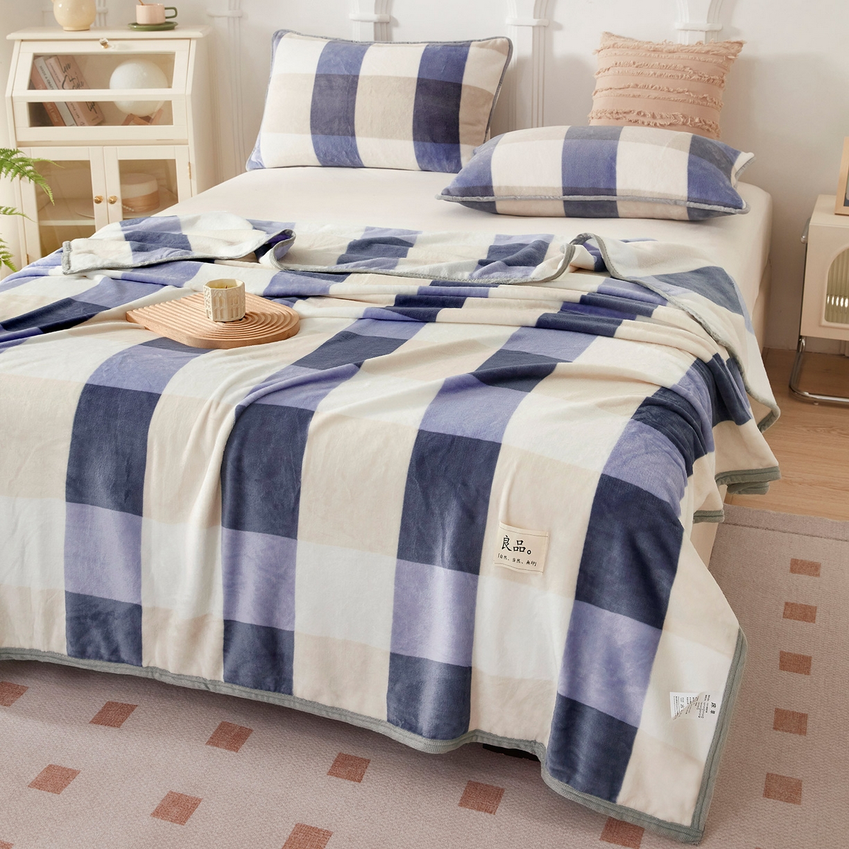 91家纺网 家纺一手货源 找家纺 肖恩毯业 2025新款高克重日式良品牛奶绒毛毯盖毯办公室休闲毯跨境专供外贸出口 蓝大格