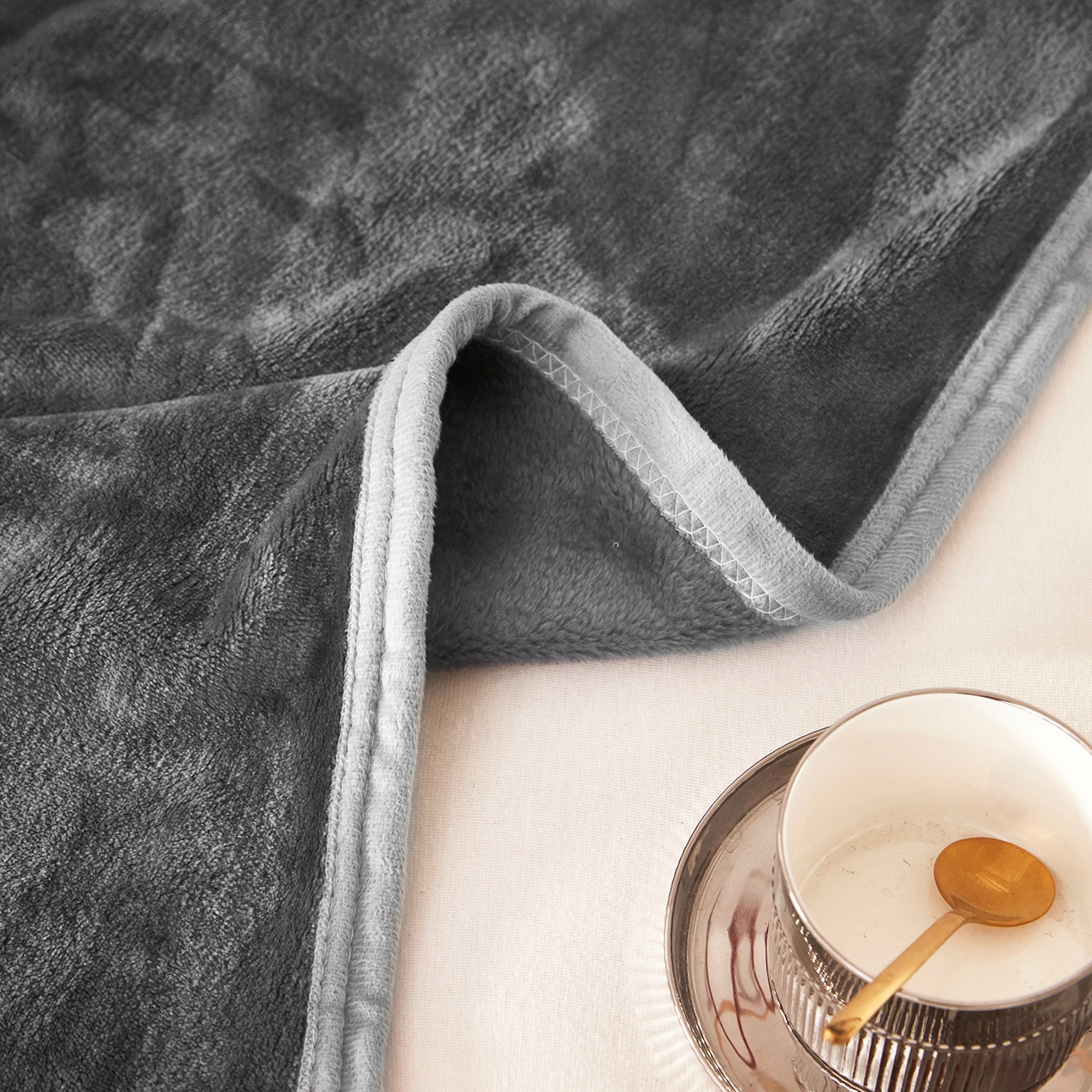 91家纺网 家纺一手货源 找家纺 肖恩毯业 2025新款高克重日式良品牛奶绒毛毯盖毯办公室休闲毯跨境专供外贸出口 太空灰