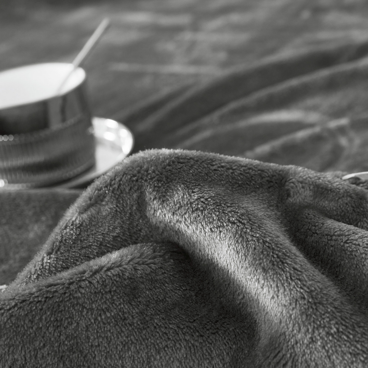 91家纺网 家纺一手货源 找家纺 肖恩毯业 2025新款高克重日式良品牛奶绒毛毯盖毯办公室休闲毯跨境专供外贸出口 太空灰