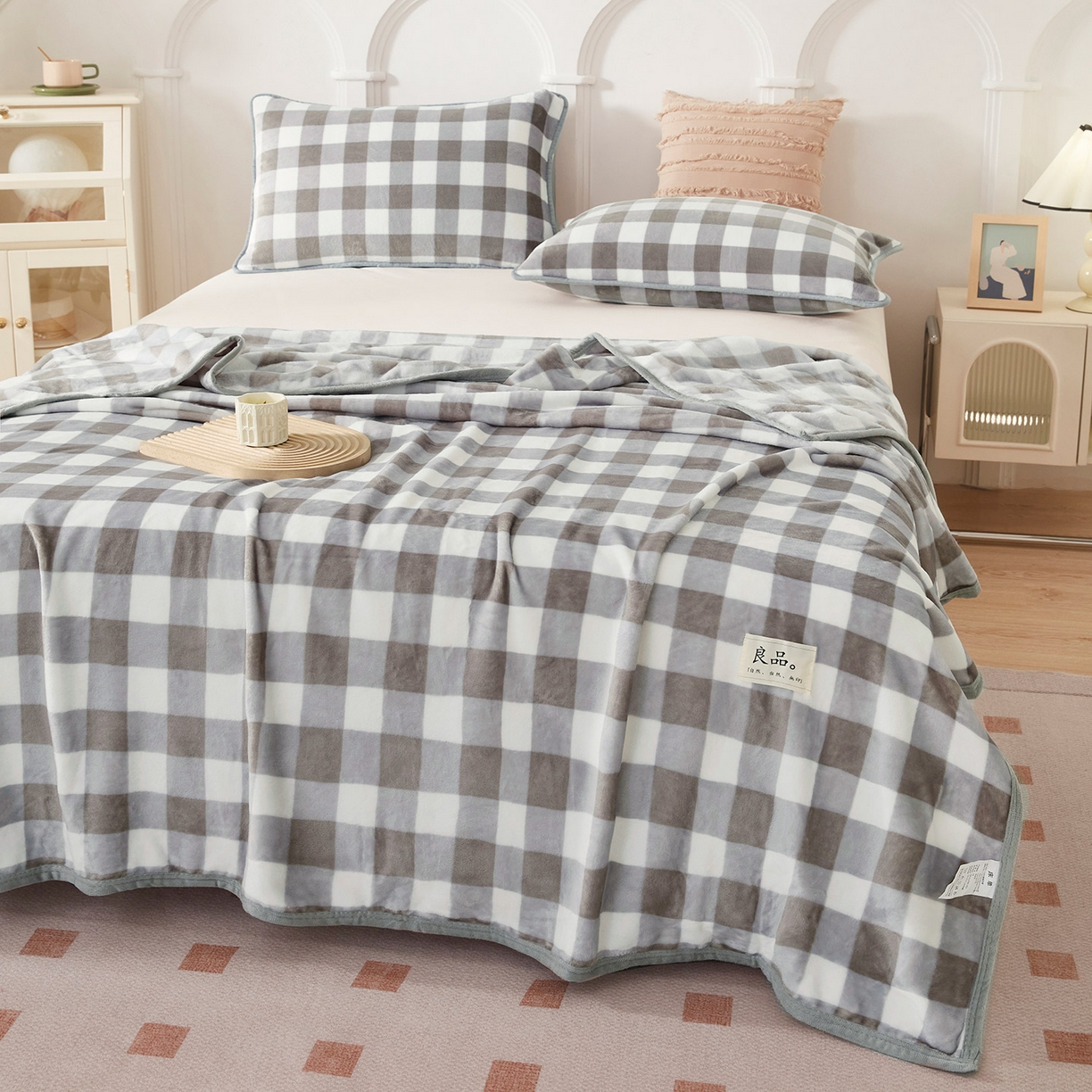 91家纺网 家纺一手货源 找家纺 肖恩毯业 2025新款高克重日式良品牛奶绒毛毯盖毯办公室休闲毯跨境专供外贸出口 灰大格