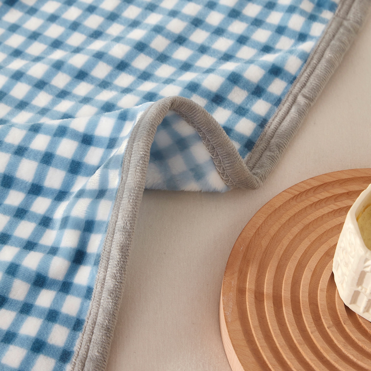 91家纺网 家纺一手货源 找家纺 肖恩毯业 2025新款高克重日式良品牛奶绒毛毯盖毯办公室休闲毯跨境专供外贸出口 蓝小格