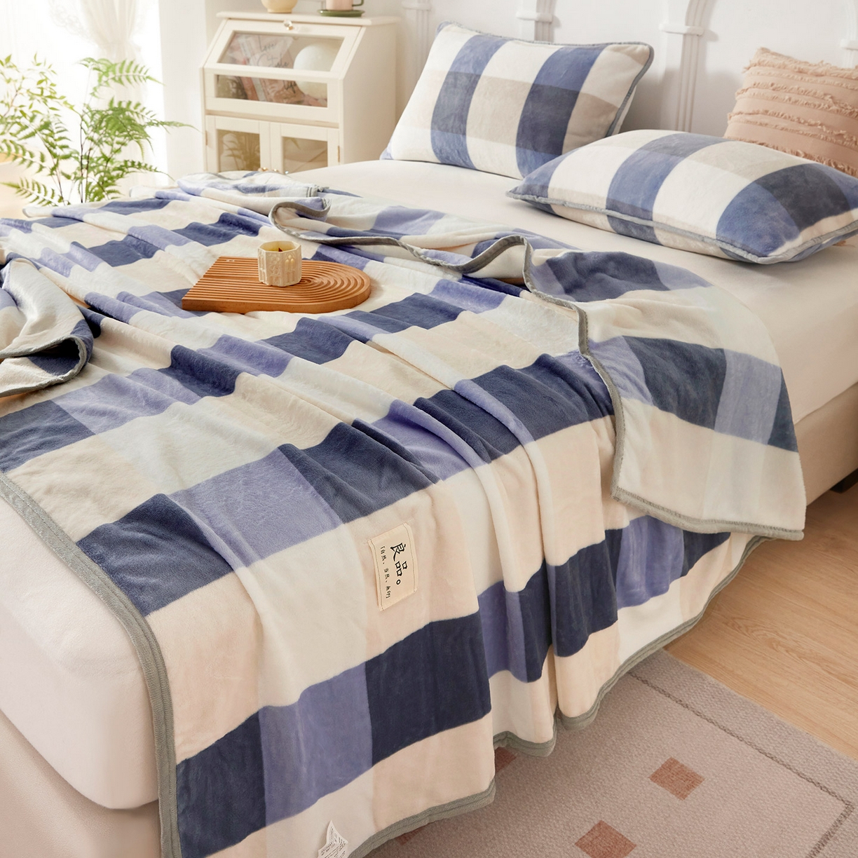 91家纺网 家纺一手货源 找家纺 肖恩毯业 2025新款高克重日式良品牛奶绒毛毯盖毯办公室休闲毯跨境专供外贸出口 蓝大格