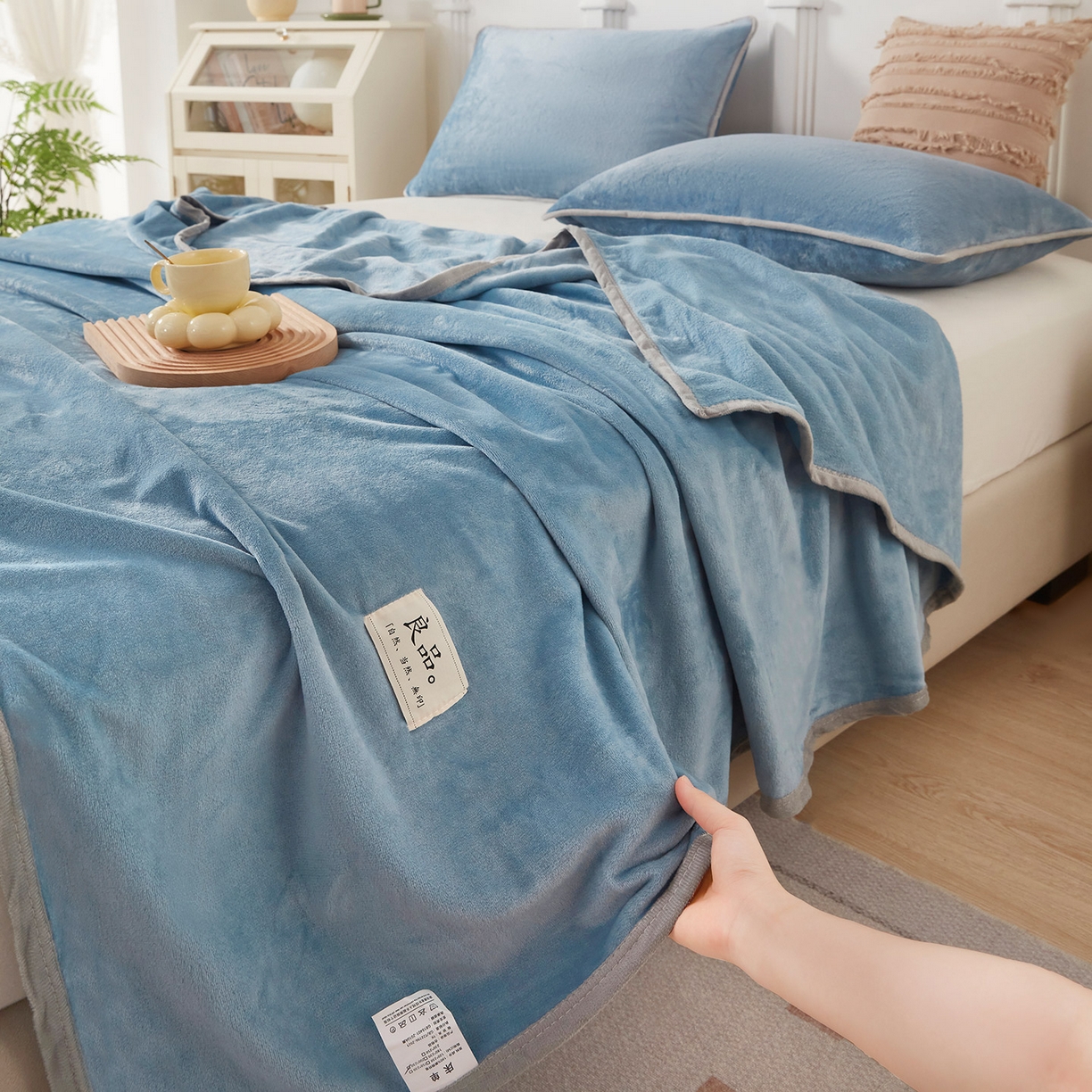 91家纺网 家纺一手货源 找家纺 肖恩毯业 2025新款高克重日式良品牛奶绒毛毯盖毯办公室休闲毯跨境专供外贸出口 宾利蓝