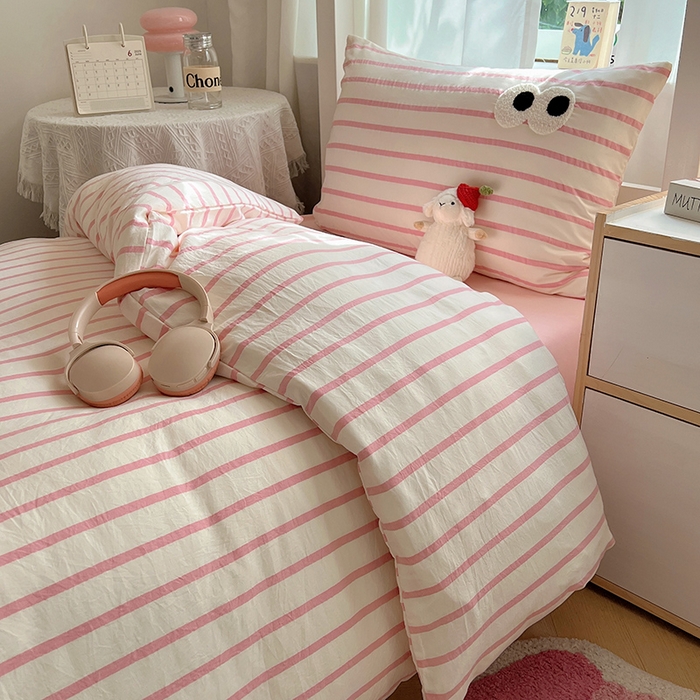 91家纺网 家纺一手货源 找家纺 （总）桃心家居 2025新款A类学生床三件套亲肤舒适软糯云柔水洗棉大眼睛毛巾绣混搭格子撞色系列四件套