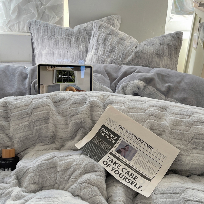 91家纺网 家纺一手货源 找家纺 金爱家 2025新款全消光牛奶绒A类纯色獭兔毛绒立体牛奶绒四件套 晕染灰