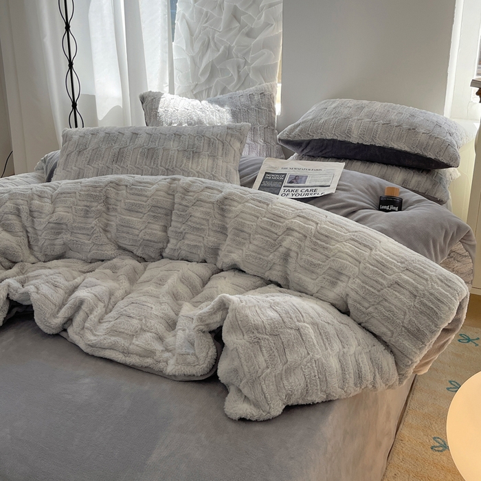 91家纺网 家纺一手货源 找家纺 金爱家 2025新款全消光牛奶绒A类纯色獭兔毛绒立体牛奶绒四件套 晕染灰