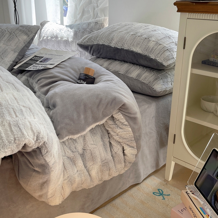 91家纺网 家纺一手货源 找家纺 金爱家 2025新款全消光牛奶绒A类纯色獭兔毛绒立体牛奶绒四件套 晕染灰