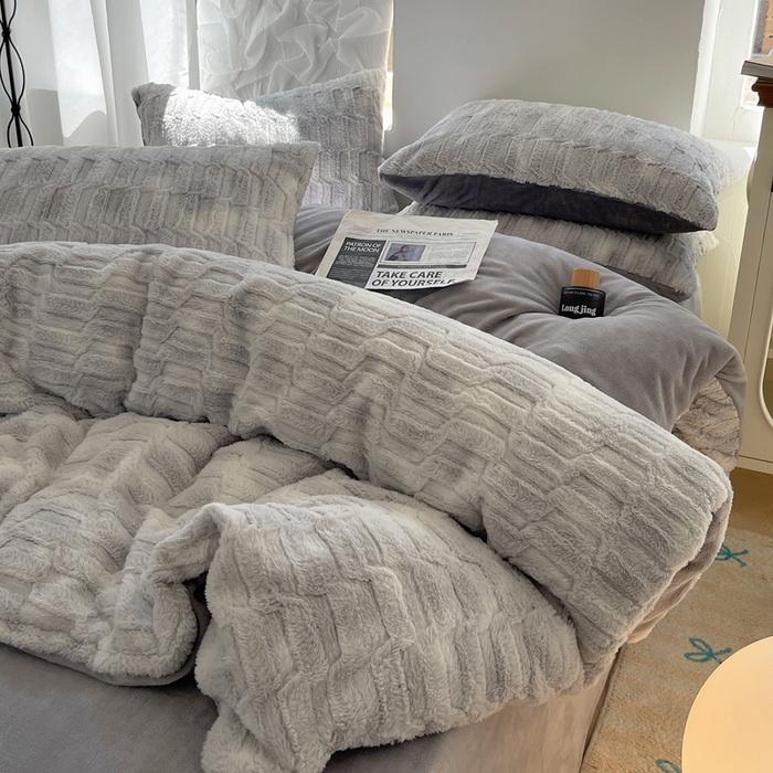 91家纺网 家纺一手货源 找家纺 金爱家 2025新款全消光牛奶绒A类纯色獭兔毛绒立体牛奶绒四件套 晕染灰