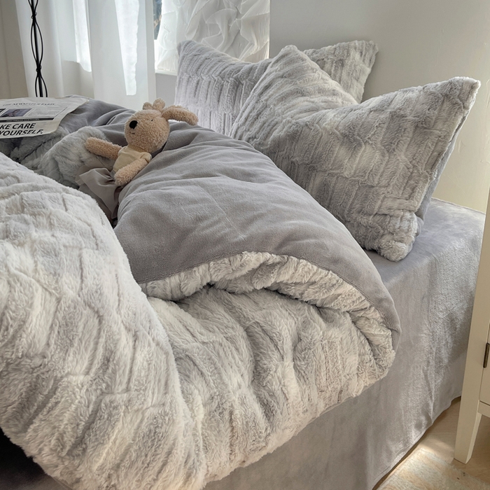 91家纺网 家纺一手货源 找家纺 金爱家 2025新款全消光牛奶绒A类纯色獭兔毛绒立体牛奶绒四件套 晕染灰