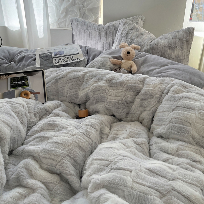 91家纺网 家纺一手货源 找家纺 金爱家 2025新款全消光牛奶绒A类纯色獭兔毛绒立体牛奶绒四件套 晕染灰