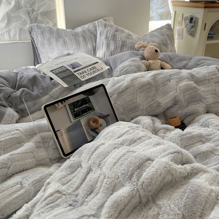 91家纺网 家纺一手货源 找家纺 金爱家 2025新款全消光牛奶绒A类纯色獭兔毛绒立体牛奶绒四件套 晕染灰