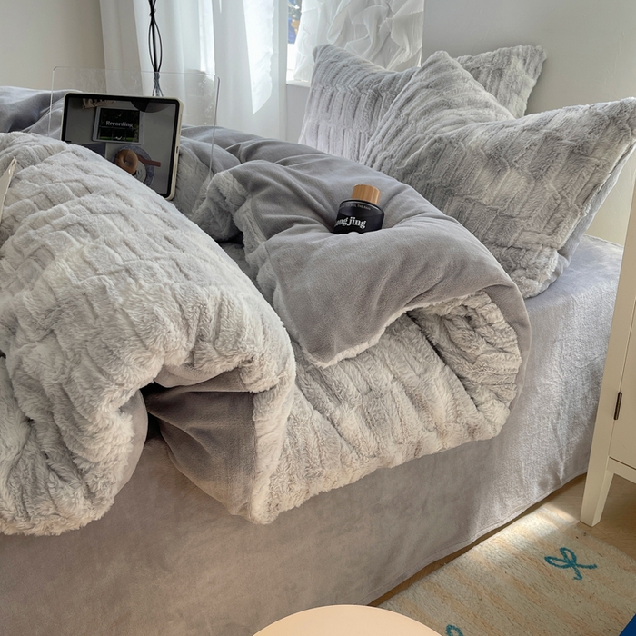 91家纺网 家纺一手货源 找家纺 金爱家 2025新款全消光牛奶绒A类纯色獭兔毛绒立体牛奶绒四件套 晕染灰