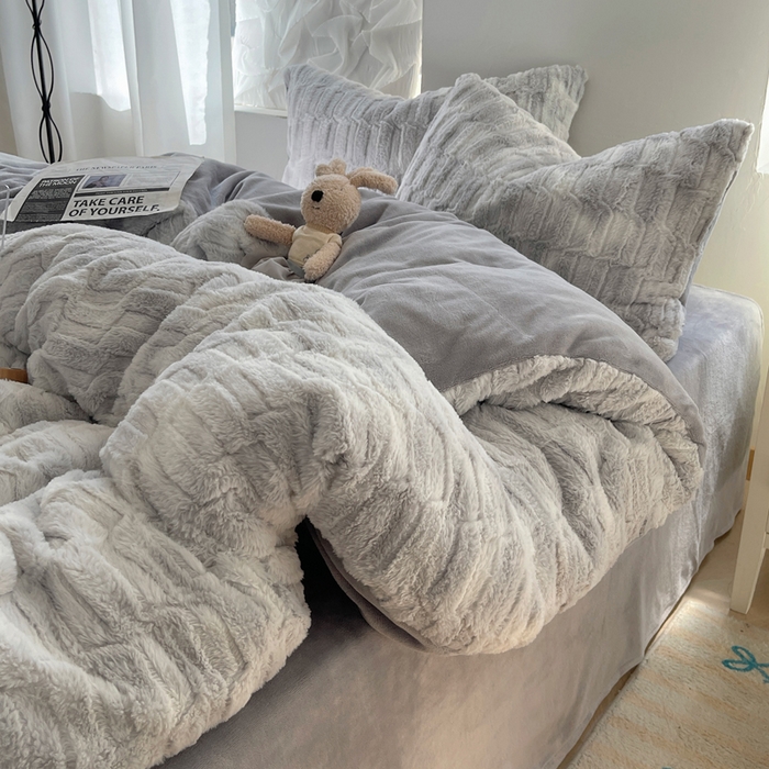 91家纺网 家纺一手货源 找家纺 金爱家 2025新款全消光牛奶绒A类纯色獭兔毛绒立体牛奶绒四件套 晕染灰