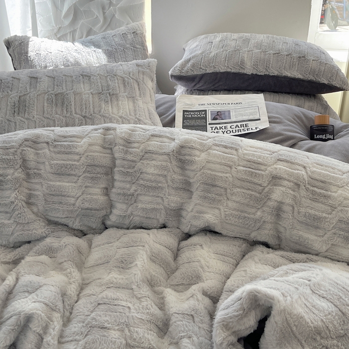 91家纺网 家纺一手货源 找家纺 金爱家 2025新款全消光牛奶绒A类纯色獭兔毛绒立体牛奶绒四件套 晕染灰