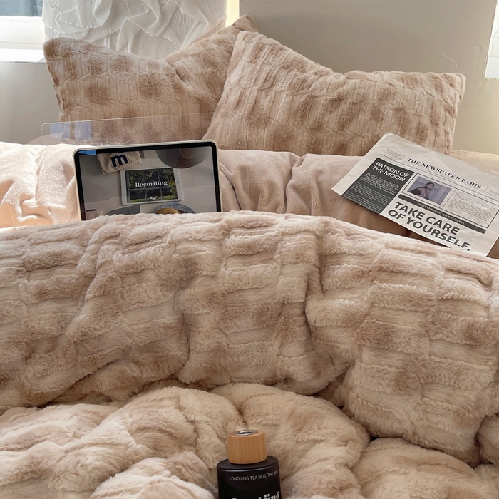 91家纺网 家纺一手货源 找家纺 金爱家 2025新款全消光牛奶绒A类纯色獭兔毛绒立体牛奶绒四件套 晕染咖