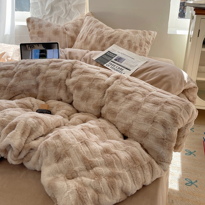 91家纺网 家纺一手货源 找家纺 金爱家 2025新款全消光牛奶绒A类纯色獭兔毛绒立体牛奶绒四件套 晕染咖