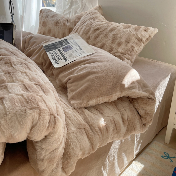 91家纺网 家纺一手货源 找家纺 金爱家 2025新款全消光牛奶绒A类纯色獭兔毛绒立体牛奶绒四件套 晕染咖