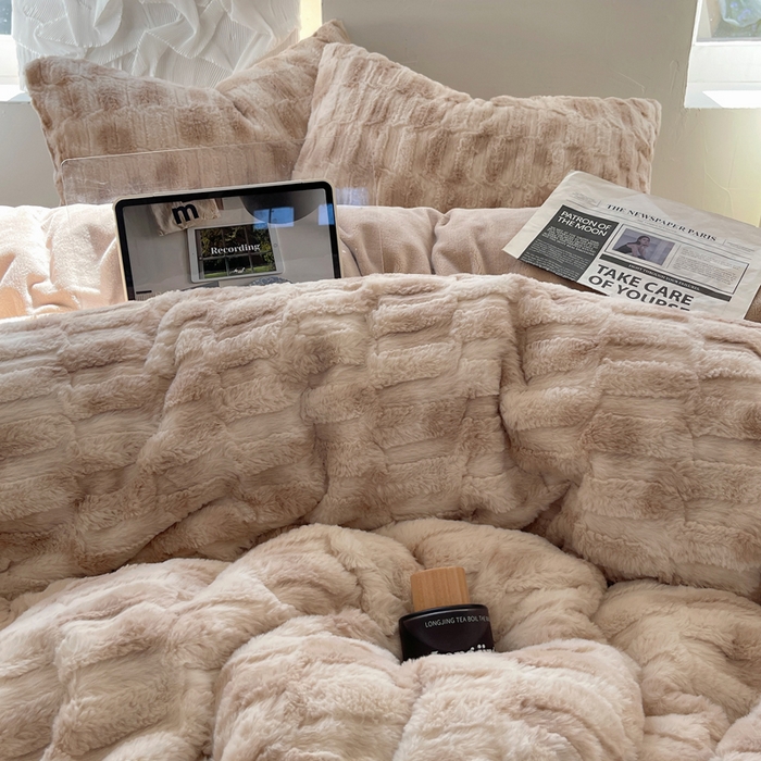 91家纺网 家纺一手货源 找家纺 金爱家 2025新款全消光牛奶绒A类纯色獭兔毛绒立体牛奶绒四件套 晕染咖