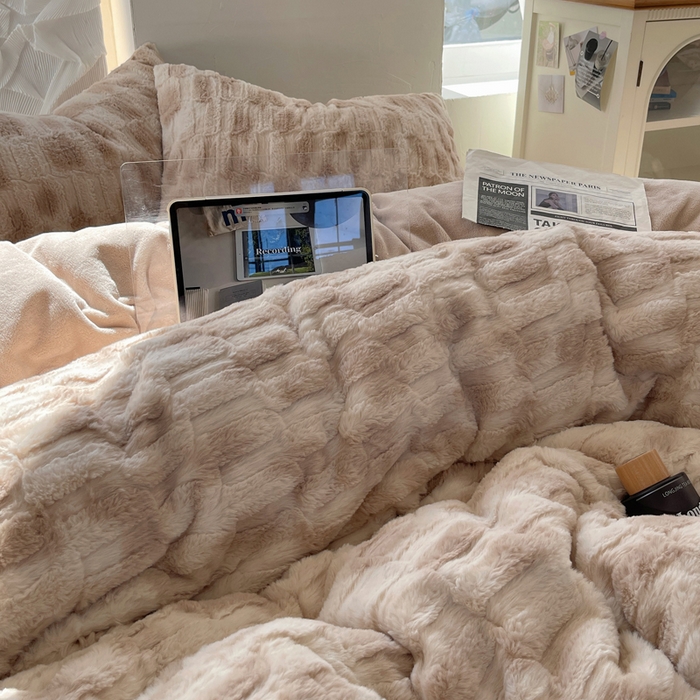 91家纺网 家纺一手货源 找家纺 金爱家 2025新款全消光牛奶绒A类纯色獭兔毛绒立体牛奶绒四件套 晕染咖