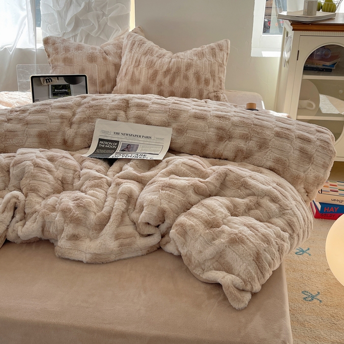 91家纺网 家纺一手货源 找家纺 金爱家 2025新款全消光牛奶绒A类纯色獭兔毛绒立体牛奶绒四件套 晕染咖