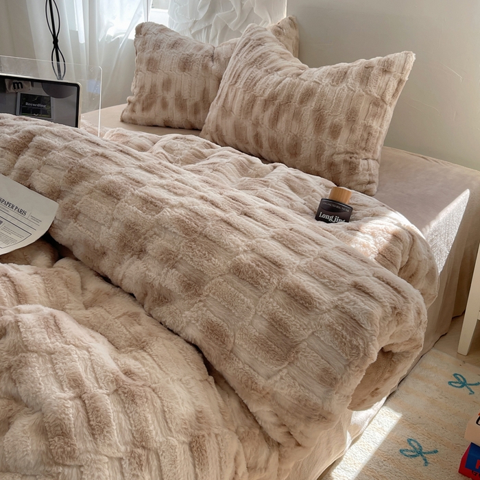 91家纺网 家纺一手货源 找家纺 金爱家 2025新款全消光牛奶绒A类纯色獭兔毛绒立体牛奶绒四件套 晕染咖