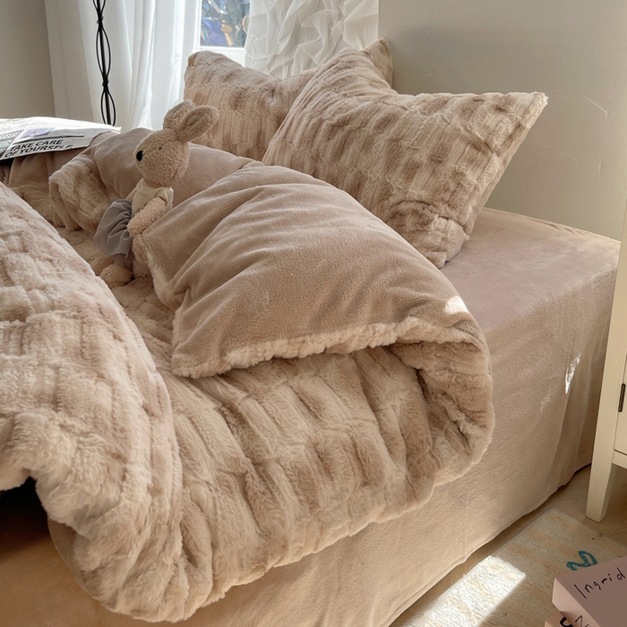 91家纺网 家纺一手货源 找家纺 金爱家 2025新款全消光牛奶绒A类纯色獭兔毛绒立体牛奶绒四件套 晕染咖