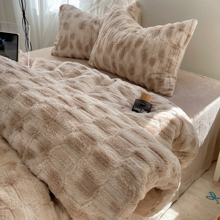 91家纺网 家纺一手货源 找家纺 金爱家 2025新款全消光牛奶绒A类纯色獭兔毛绒立体牛奶绒四件套 晕染咖