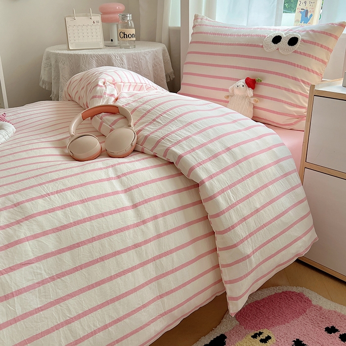 91家纺网 家纺一手货源 找家纺 桃心家居 2025新款A类学生床三件套亲肤舒适软糯云柔水洗棉大眼睛毛巾绣混搭格子撞色系列四件套 云柔水洗棉-大眼粉条粉