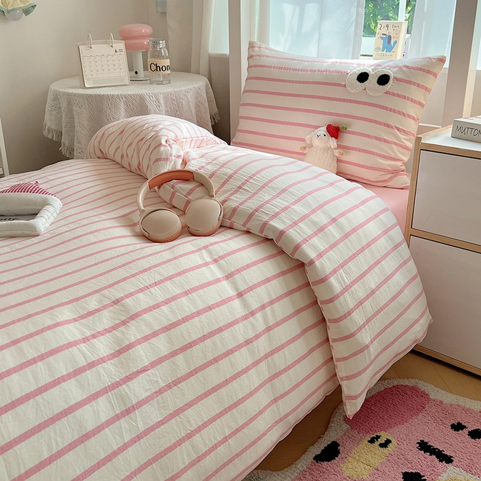 91家纺网 家纺一手货源 找家纺 桃心家居 2025新款A类学生床三件套亲肤舒适软糯云柔水洗棉大眼睛毛巾绣混搭格子撞色系列四件套 云柔水洗棉-大眼粉条粉