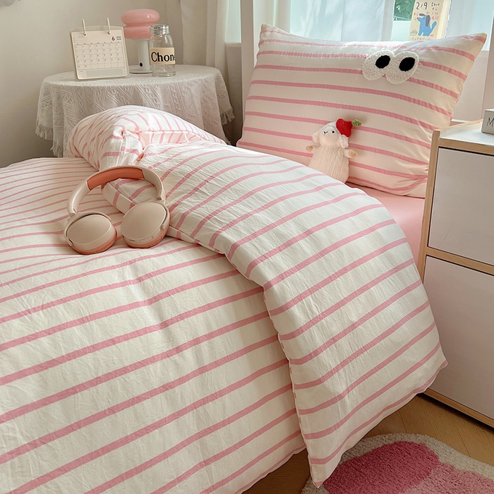 91家纺网 家纺一手货源 找家纺 桃心家居 2025新款A类学生床三件套亲肤舒适软糯云柔水洗棉大眼睛毛巾绣混搭格子撞色系列四件套 云柔水洗棉-大眼粉条粉