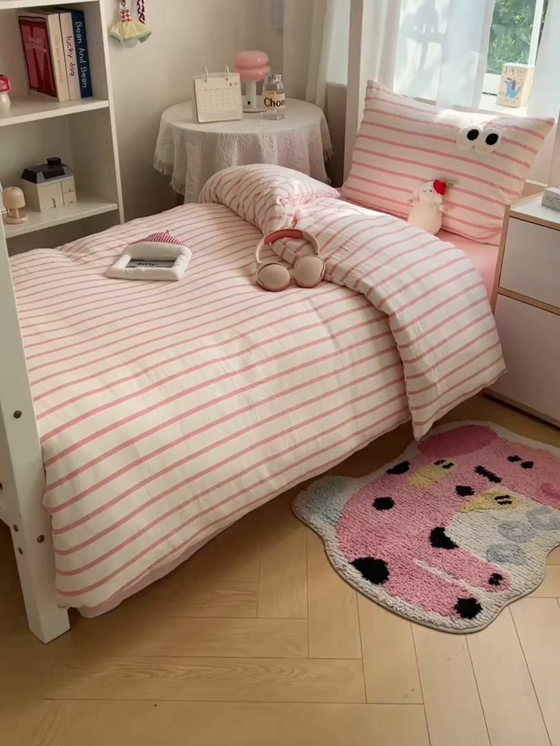 91家纺网 家纺一手货源 找家纺 桃心家居 2025新款A类学生床三件套亲肤舒适软糯云柔水洗棉大眼睛毛巾绣混搭格子撞色系列四件套 云柔水洗棉-大眼粉条粉