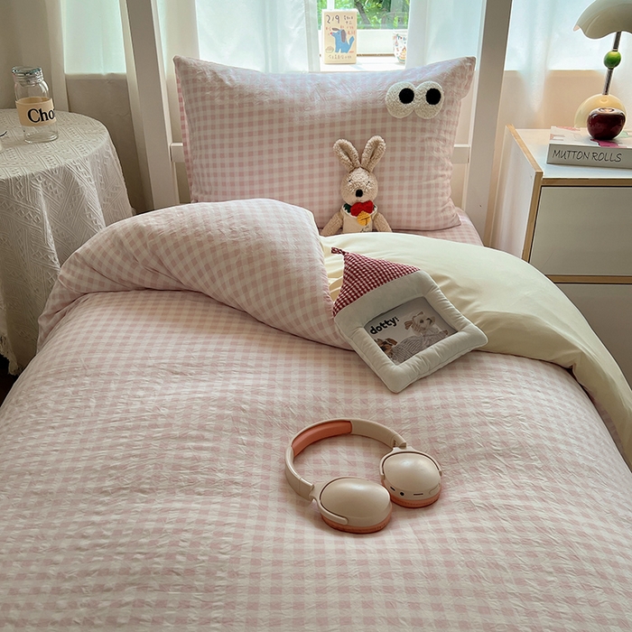 91家纺网 家纺一手货源 找家纺 桃心家居 2025新款A类学生床三件套亲肤舒适软糯云柔水洗棉大眼睛毛巾绣混搭格子撞色系列四件套 云柔水洗棉-大眼粉小格奶黄