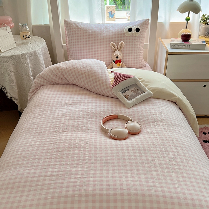 91家纺网 家纺一手货源 找家纺 桃心家居 2025新款A类学生床三件套亲肤舒适软糯云柔水洗棉大眼睛毛巾绣混搭格子撞色系列四件套 云柔水洗棉-大眼粉小格奶黄