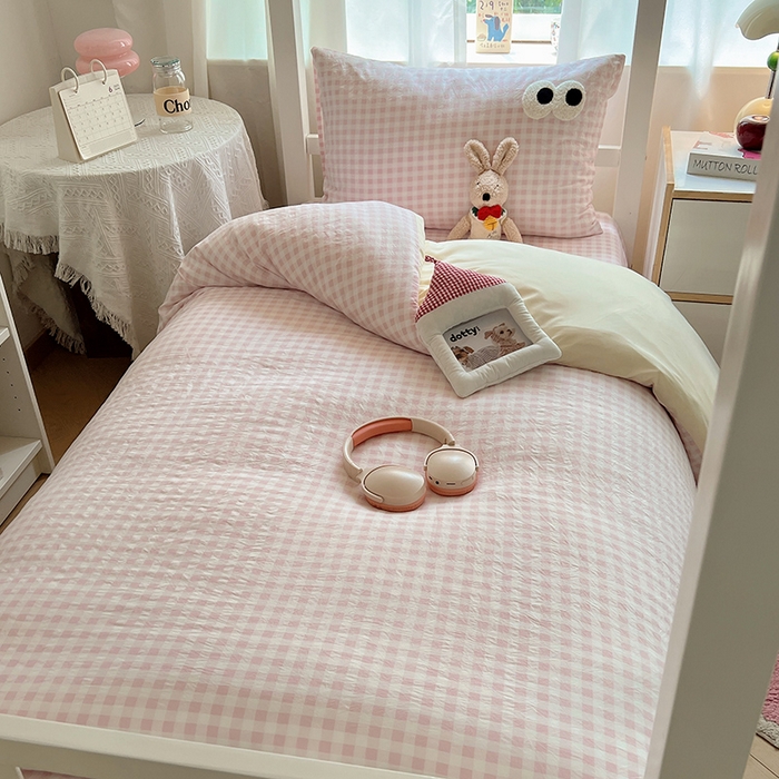 91家纺网 家纺一手货源 找家纺 桃心家居 2025新款A类学生床三件套亲肤舒适软糯云柔水洗棉大眼睛毛巾绣混搭格子撞色系列四件套 云柔水洗棉-大眼粉小格奶黄