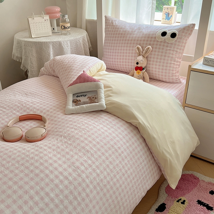 91家纺网 家纺一手货源 找家纺 桃心家居 2025新款A类学生床三件套亲肤舒适软糯云柔水洗棉大眼睛毛巾绣混搭格子撞色系列四件套 云柔水洗棉-大眼粉小格奶黄