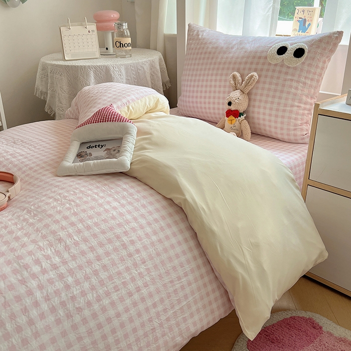 91家纺网 家纺一手货源 找家纺 桃心家居 2025新款A类学生床三件套亲肤舒适软糯云柔水洗棉大眼睛毛巾绣混搭格子撞色系列四件套 云柔水洗棉-大眼粉小格奶黄