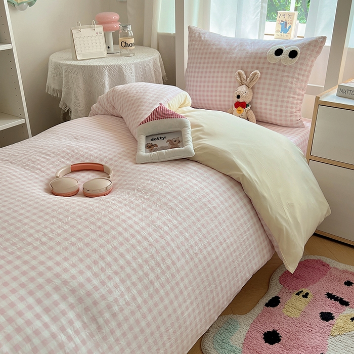 91家纺网 家纺一手货源 找家纺 桃心家居 2025新款A类学生床三件套亲肤舒适软糯云柔水洗棉大眼睛毛巾绣混搭格子撞色系列四件套 云柔水洗棉-大眼粉小格奶黄